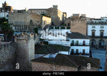 Caceres serata monumentale, vista dalla Torre del Bujaco. Caceres, Estremadura, Spagna. Europa Foto Stock