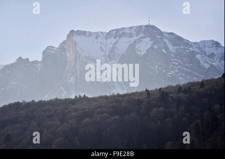 Montagne di Bucegi, parte dei Carpazi mountain range, in inverno Foto Stock