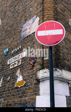 Arte di strada su un muro di mattoni in Buxton Street, Shoreditch, nel quartiere di Tower Hamlets Foto Stock