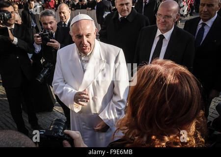 Città del Vaticano il Vaticano. Xvi Dec, 2015. Il Papa incontra Francesco fedeli durante l udienza generale in Piazza San Pietro nella Città del Vaticano il Vaticano. Egli commento all'faithfu dicendo che praticando la carità, la misericordia e il perdono, ci può essere un segno della potenza dell amore di Dio di trasformare i cuori e a portare la riconciliazione e la pace. Credito: Giuseppe Ciccia/Pacific Press/Alamy Live News Foto Stock