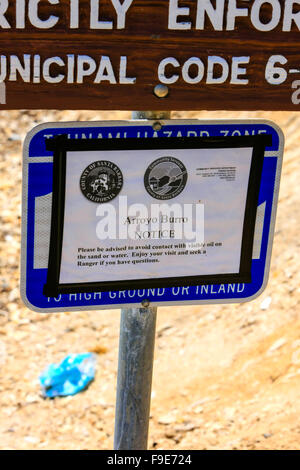 A causa di una fuoriuscita di olio da un offshore Oil Platform, segni beachgoers notifica dei potenziali rischi per la salute a Arroyo Burro beach Foto Stock