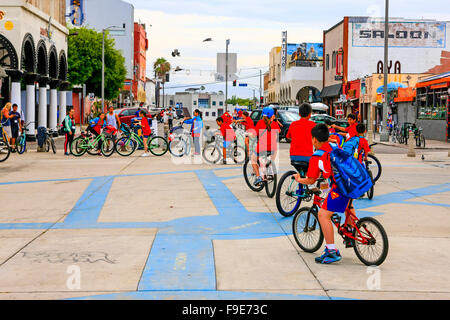 La scuola dei bambini sottoposti a una formazione bicyle corso Venezia in California Foto Stock