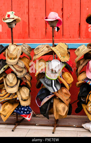 Diverse forme e stili di cappelli da cowboy in vendita presso un negozio di Venice, California Foto Stock