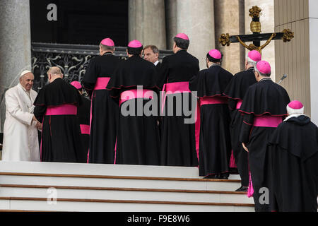 Città del Vaticano il Vaticano. Xvi Dec, 2015. Papa Francesco saluta i vescovi durante l udienza generale in Piazza San Pietro nella Città del Vaticano il Vaticano. Egli commento all'faithfu dicendo che praticando la carità, la misericordia e il perdono, ci può essere un segno della potenza dell amore di Dio di trasformare i cuori e a portare la riconciliazione e la pace. Credito: Giuseppe Ciccia/Pacific Press/Alamy Live News Foto Stock