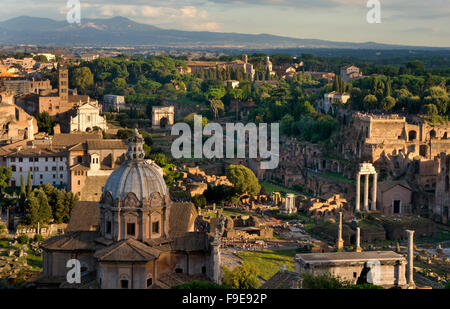 Il Foro Romano con la basilica in primo piano e le montagne sullo sfondo,Roma,Italia Foto Stock