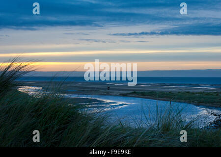 Coppia distanti a piedi sulla spiaggia e le dune a Holme-next-il-mare, Norfolk, Inghilterra Foto Stock