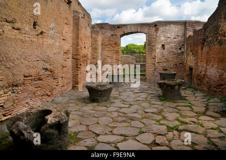 Mulino di farina di Silvano in via dei Molini in Antico Porto Romano di Ostia, vicino Roma Italia Foto Stock