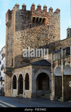 Torre Bujaco, e l'eremo di La Paz nella piazza principale. Caceres monumentale. Caceres, Estremadura, Spagna. Europa Foto Stock