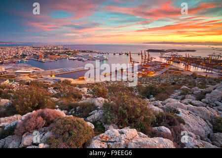 Vista del porto del Pireo ad Atene dal sulle colline ai piedi delle montagne Aegaleo Foto Stock