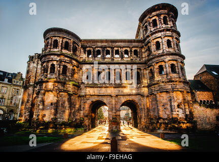 La Porta Nigra (cancello nero) nella città di Trier, Germania. Si tratta di un famoso grande città romana gate. Vista frontale Foto Stock