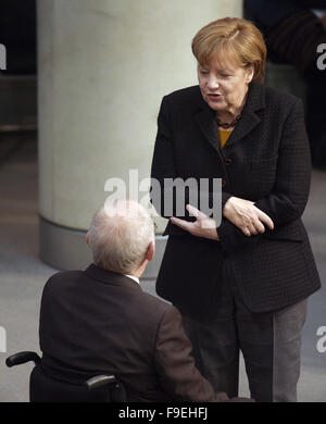 Berlino, Germania. Xvi Dec, 2015. Il cancelliere tedesco Angela Merkel (CDU) in disucssion federale con il Ministro delle finanze Wolfgang Schaeuble (CDU) presso il Bundestag a Berlino, Germania, 16 dicembre 2015. Credito: dpa picture alliance/Alamy Live News Foto Stock