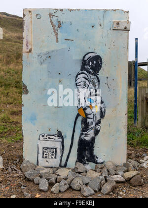 Graffito di un subacqueo con un serbatoio di aria di mare rimosso da una parete del porto durante il ricondizionamento ri-eretta come un pezzo di arte pubblica Foto Stock