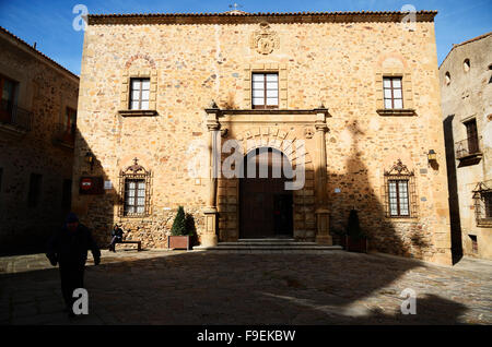 Cáceres palazzo vescovile sorge sulla Plaza de Santa Maria in fondo della città monumentale. Caceres. Estremadura, Spagna. Foto Stock