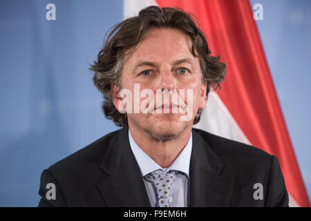 Berlino, Germania. Xvi Dec, 2015. Il ministro degli Affari Esteri olandese Bert Koenders a Berlino, Germania, 16 dicembre 2015. Koenders è stato a Berlino per colloqui bilaterali al Ministro degli esteri tedesco con Steinmeier. Foto: MICHAEL KAPPELER/DPA/Alamy Live News Foto Stock