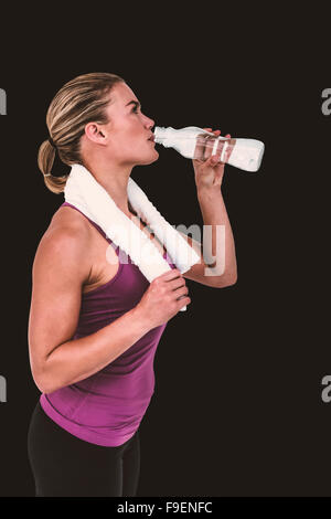 Immagine composita della donna muscolare acqua potabile Foto Stock