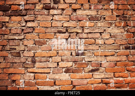 Vuoto vecchio muro di mattoni di sfondo, intonaco cadere. Foto Stock