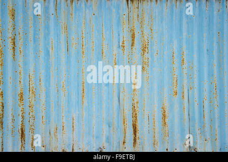 Vecchio Blu arrugginito parete in metallo con texture come sfondo trasparente Foto Stock
