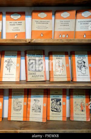 Tre librerie di vintage di colore arancio Penguin paperback romanzi Foto Stock