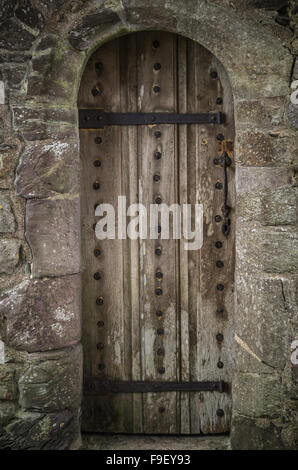 Porta in legno che conduce al lapidarium. Parte della torre di porta di casa di St. David's Cathedral. Foto Stock