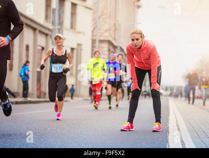 Giovani runner nella città di appoggio di gara Foto Stock