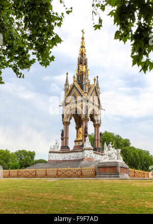 The Albert Memorial è stato commissionato dalla regina Vittoria in memoria di suo marito Prince Albert, in Kensington Gardens, London, Regno Unito Foto Stock