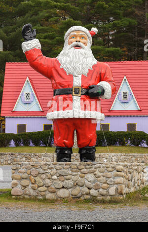 Babbo Natale al 'Magic foresta " Storybook theme park, Lake George, Adirondacks, nello Stato di New York, Stati Uniti d'America Foto Stock