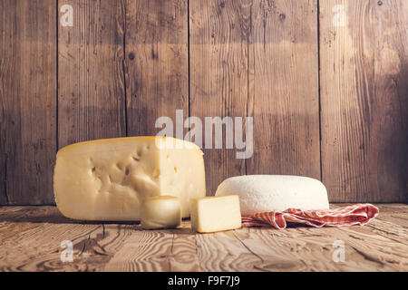 Varietà di prodotti lattiero-caseari prevista su di un tavolo di legno sfondo Foto Stock