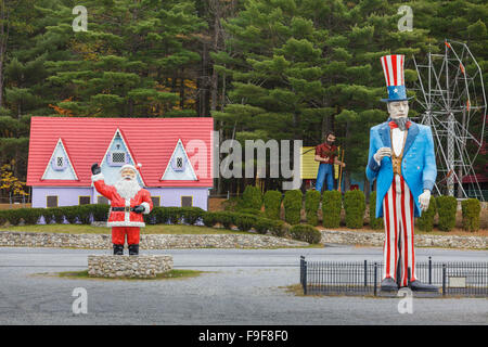 Lo zio Sam, Santa e Paul Bunyan a 'Magic foresta " Storybook theme park, Lake George, Adirondacks, nello Stato di New York, Stati Uniti d'America Foto Stock