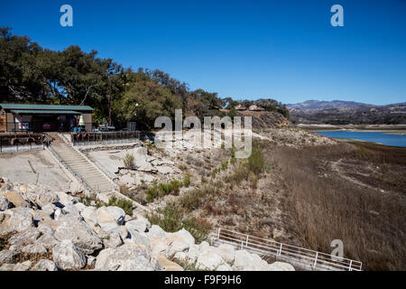 Siccità effettuata Lago Cachuma, Los Padres National Forest, Santa Barbara County, California, Stati Uniti d'America Foto Stock