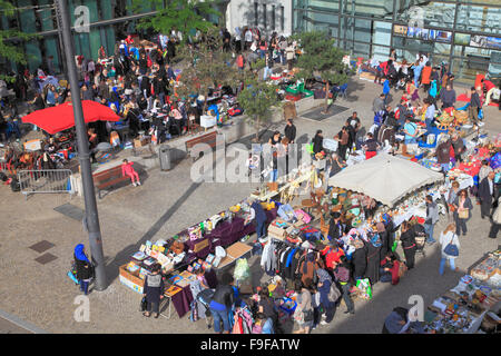 Francia Rhône-Alpes Lione il mercato delle pulci di persone Foto Stock