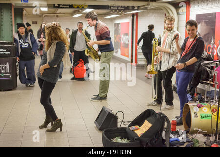 Musicisti e ballerini effettuando in corrispondenza di una fermata della metropolitana,New York City, Stati Uniti d'America Foto Stock