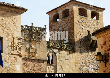 Palace Golfines de Abajo è un edificio monumentale situato nel perimetro della città di Caceres, Estremadura, Spagna. Europa Foto Stock