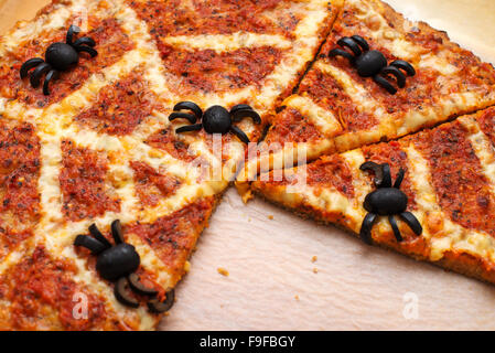 Idee per Halloween. Pizza con olive ragni. Foto Stock