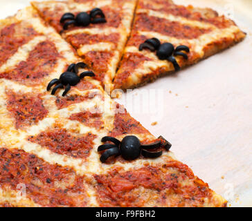 Idee per Halloween. Pizza con olive ragni. Foto Stock