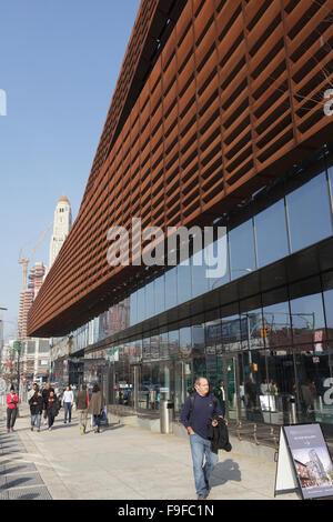 Barclays Center, Williamsburg Savings Bank Building dietro, Flatbush Avenue, Brooklyn, New York, Stati Uniti d'America Foto Stock
