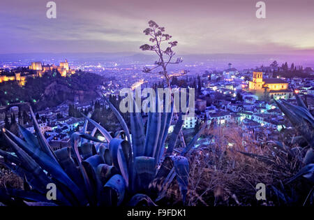 La vista della citta'. Alhambra e il quartiere Albaicín(a destra la Iglesia del Salvador e sullo sfondo San Nicolás chiesa). Granada, Andalusia Foto Stock