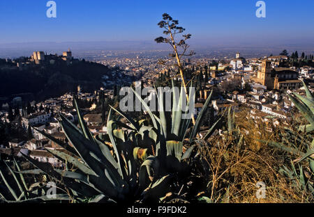 La vista della citta'. Alhambra e il quartiere Albaicín(a destra la Iglesia del Salvador e sullo sfondo San Nicolás chiesa). Granada, Andalusia Foto Stock