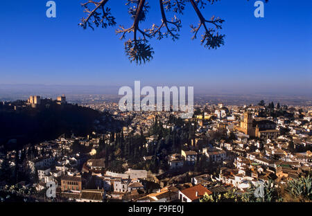 La vista della citta'. Alhambra e il quartiere Albaicín(a destra la Iglesia del Salvador e sullo sfondo San Nicolás chiesa). Granada, Andalusia Foto Stock