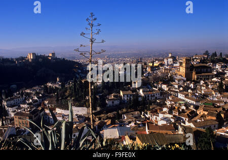 La vista della citta'. Alhambra e il quartiere Albaicín(a destra la Iglesia del Salvador e sullo sfondo San Nicolás chiesa). Granada, Andalusia Foto Stock