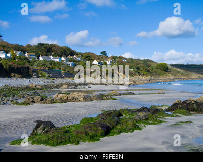 Villaggio Coverack e spiaggia, penisola di Lizard, Cornwall, Inghilterra, Regno Unito in estate Foto Stock