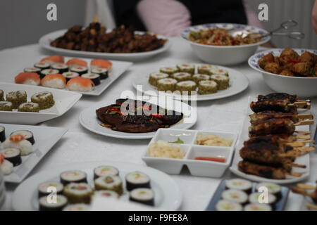 Selezione di sushi e cucina Giapponese a una cena Foto Stock