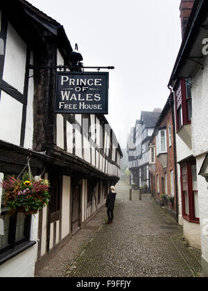 Regno Unito, Herefordshire, Ledbury, Church Lane, legno incorniciata Principe di Galles Free House pub sulla corsia di ciottoli Foto Stock