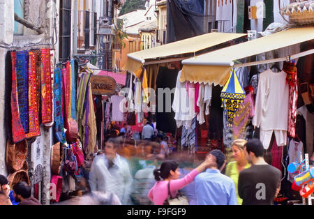 Turisti e negozi di souvenir vendono artigianato marocchino nel colorato Caldereria Nueva street.Albaicín, Granada, Andalusia, Foto Stock