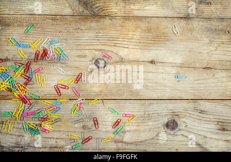 Graffette colorati sparsi sul pavimento in legno sfondo. Vista da sopra. Foto Stock