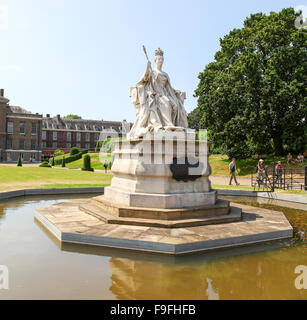 La statua della regina Vittoria di fronte a Kensington Palace, un palazzo reale e i giardini di Kensington Londra Inghilterra REGNO UNITO Foto Stock