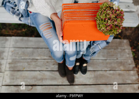 Due belle ragazze azienda doni Foto Stock