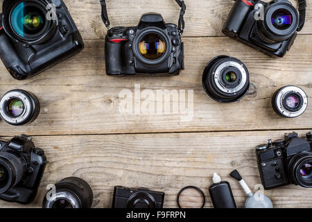 Mix di vecchi telecamere sulla scrivania in legno sfondo. Foto Stock