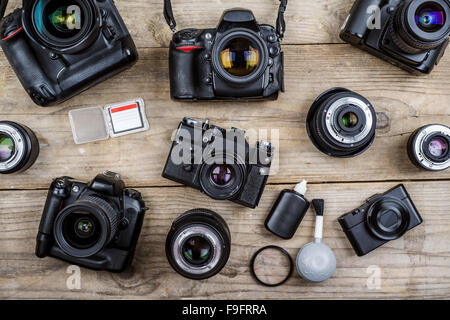 Mix di vecchi telecamere sulla scrivania in legno sfondo. Foto Stock