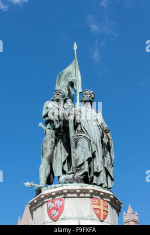 Jan Breydel e Peter De Conik statua nella piazza del mercato di Bruges Fiandre Occidentali in Belgio Foto Stock