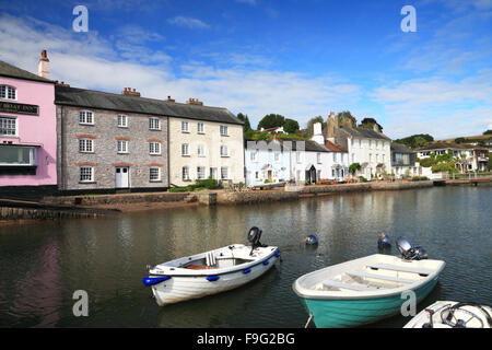 Cottages e barche nella luce del mattino sul fiume Dart a Dittisham, Devon. Foto Stock